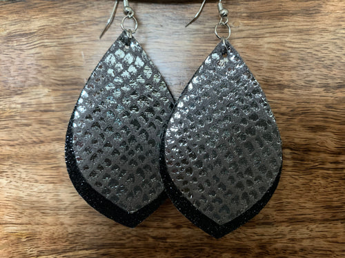 Double Layer Leaf Earring (Black/Silver)